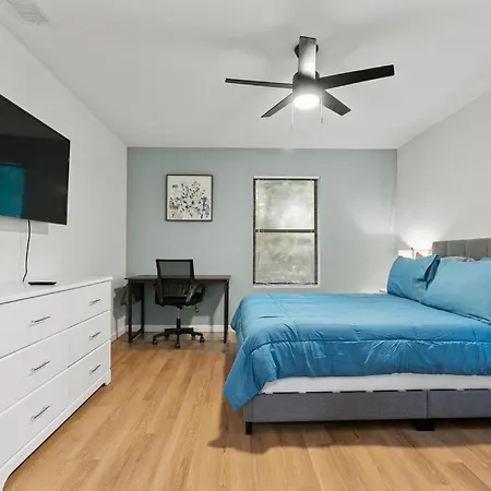 Gainesville-Newly Remodeled Home